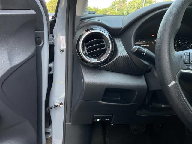 Photo of 2024 Gray Nissan Kicks