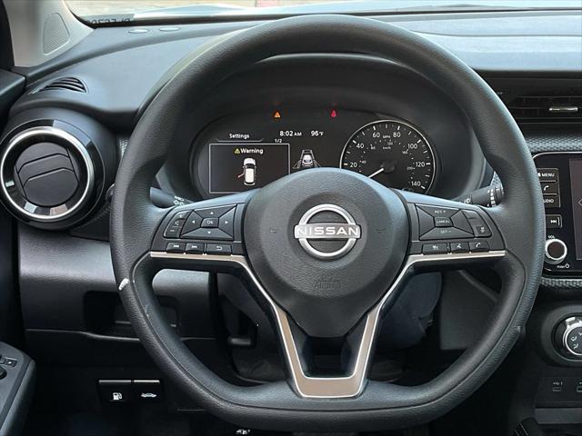 Photo of 2024 Gray Nissan Kicks
