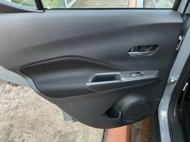 Photo of 2024 Gray Nissan Kicks