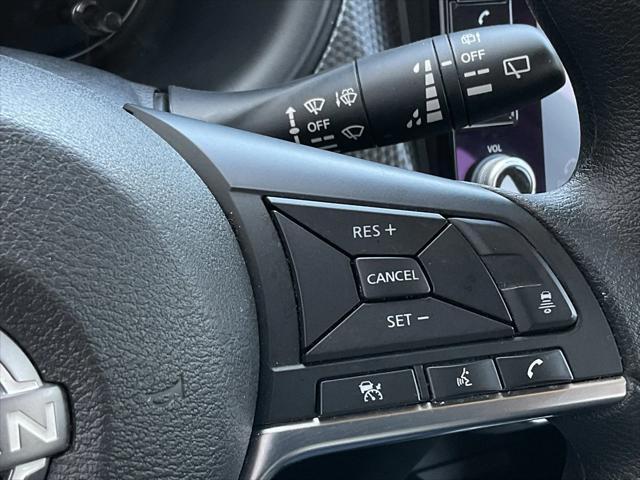 Photo of 2024 Gray Nissan Kicks