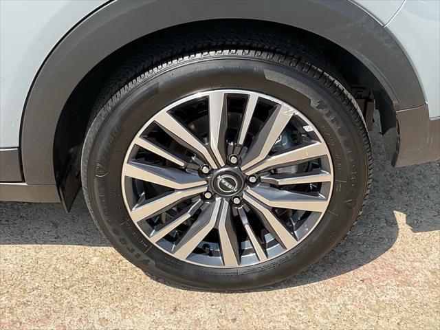Photo of 2024 Gray Nissan Kicks