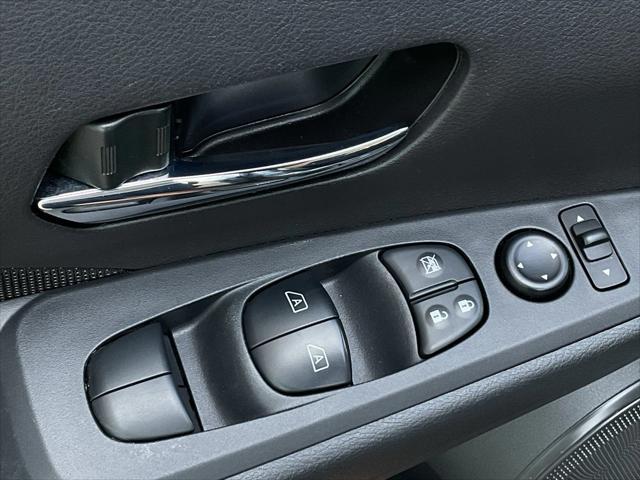 Photo of 2024 Gray Nissan Kicks