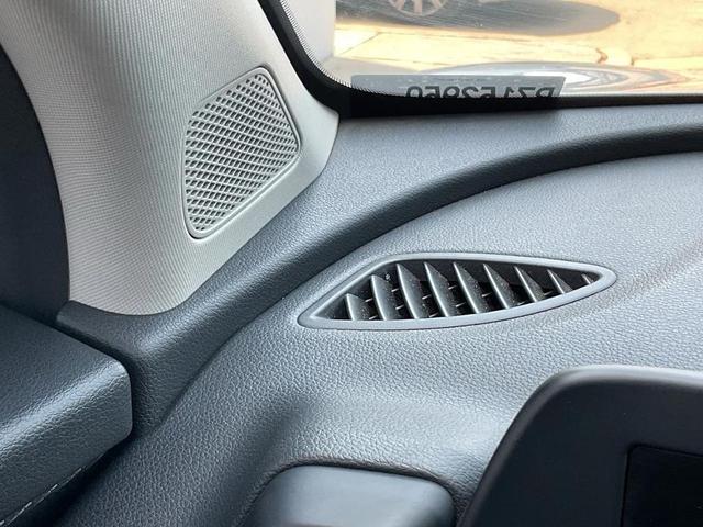 Photo of 2023 Snow White Pearl Kia Sportage