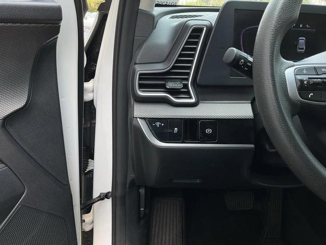 Photo of 2023 Snow White Pearl Kia Sportage