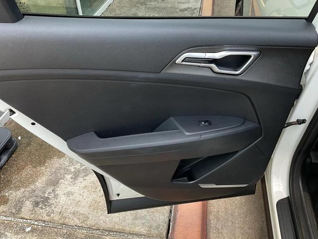 Photo of 2023 Snow White Pearl Kia Sportage