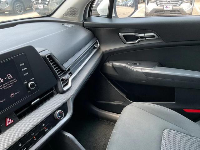 Photo of 2023 Snow White Pearl Kia Sportage