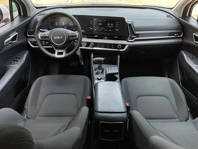 Photo of 2023 Snow White Pearl Kia Sportage