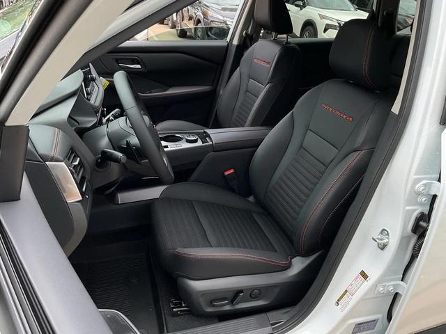 Photo of 2026 Everest White Pearl Tricoat Nissan Rogue