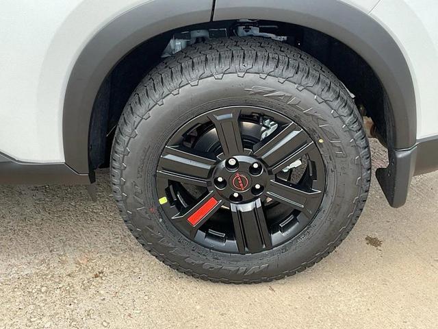 Photo of 2026 Everest White Pearl Tricoat Nissan Rogue