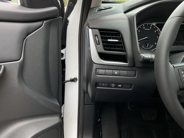 Photo of 2026 Everest White Pearl Tricoat Nissan Rogue