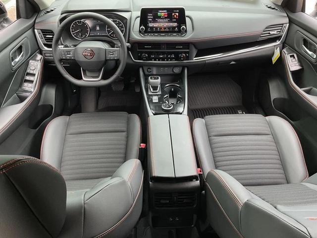 Photo of 2026 Everest White Pearl Tricoat Nissan Rogue
