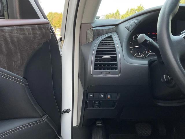 Photo of 2023 Aspen White Tricoat Nissan Armada