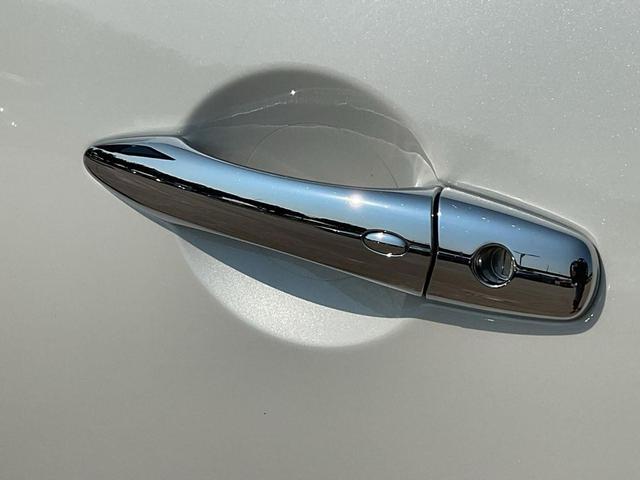 Photo of 2023 Aspen White Tricoat Nissan Armada