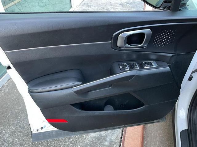 Photo of 2023 Glacial White Pearl Kia Sorento