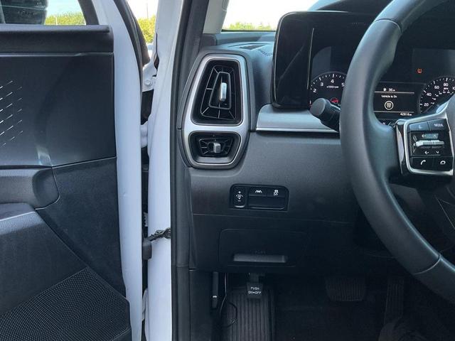 Photo of 2023 Glacial White Pearl Kia Sorento