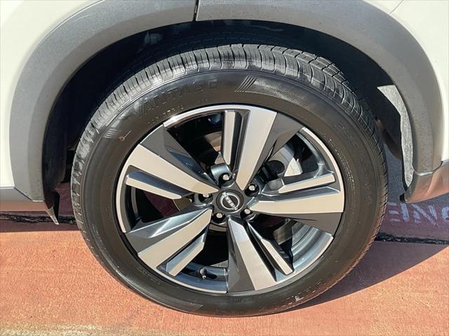 Photo of 2023 Pearl White Tricoat Nissan Rogue