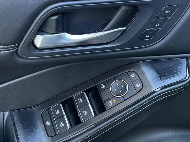 Photo of 2023 Pearl White Tricoat Nissan Rogue