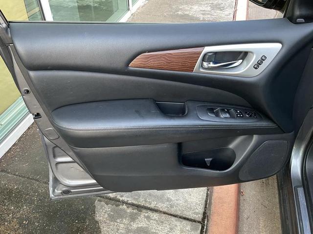 Photo of 2017 Gun Metallic Nissan Pathfinder