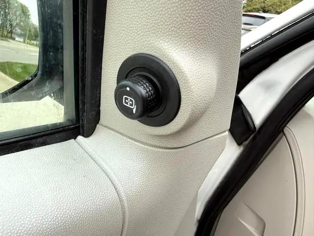 Photo of 2009 White Ford Escape Hybrid