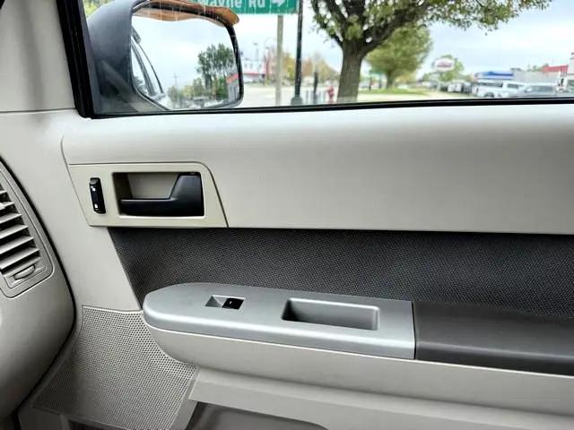 Photo of 2009 White Ford Escape Hybrid