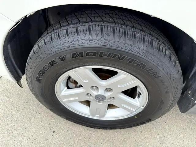 Photo of 2009 White Ford Escape Hybrid