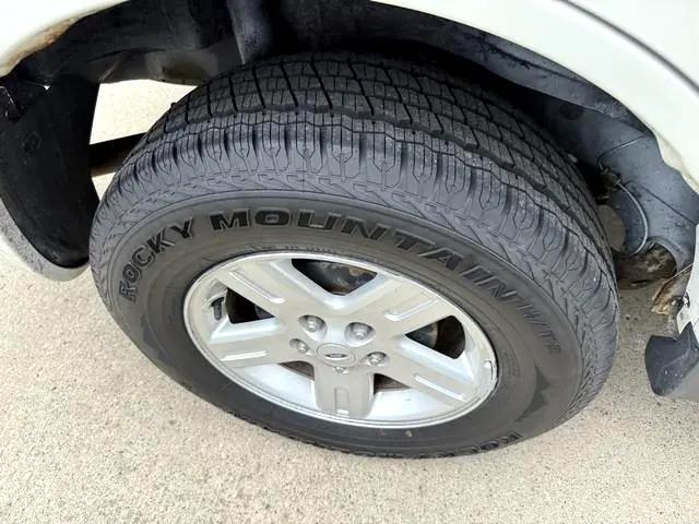 Photo of 2009 White Ford Escape Hybrid