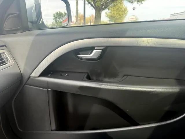 Photo of 2011 SILVER METALIC Volvo XC70
