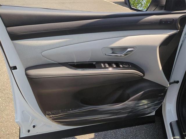 Photo of 2025 White Pearl Hyundai TUCSON