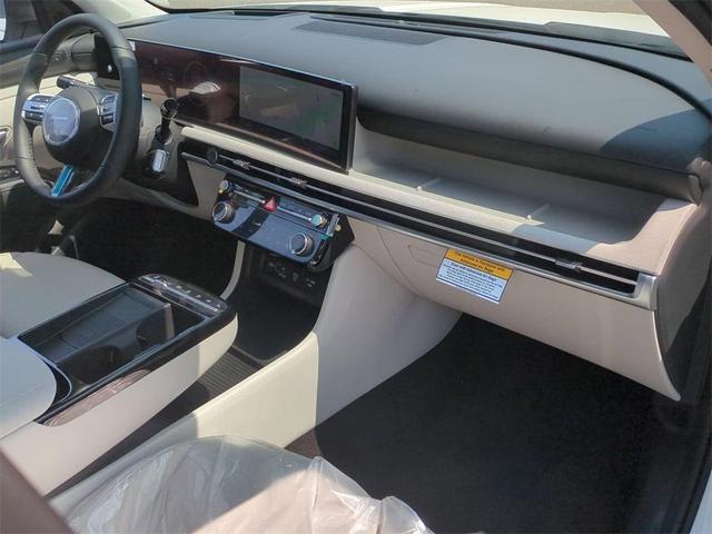 Photo of 2025 White Pearl Hyundai TUCSON