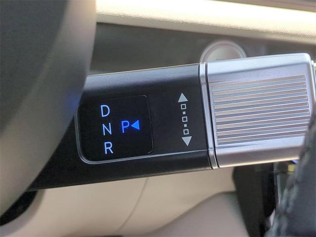 Photo of 2025 White Pearl Hyundai TUCSON
