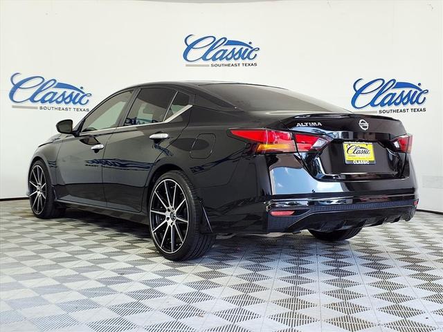 Photo of 2022 Black Nissan Altima