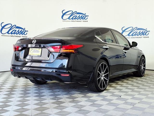 Photo of 2022 Black Nissan Altima
