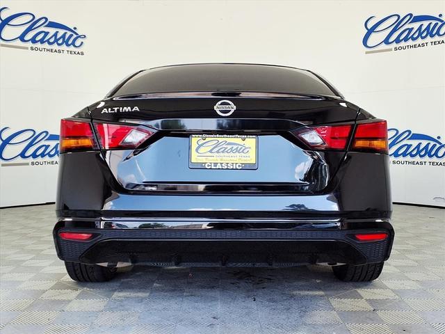 Photo of 2022 Black Nissan Altima