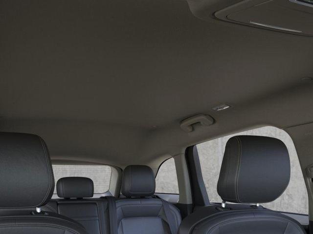 Photo of 2025 White Platinum Tri-Coat Metallic Lincoln Nautilus