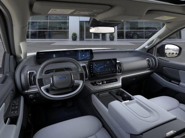 Photo of 2025 Star White Ford Expedition