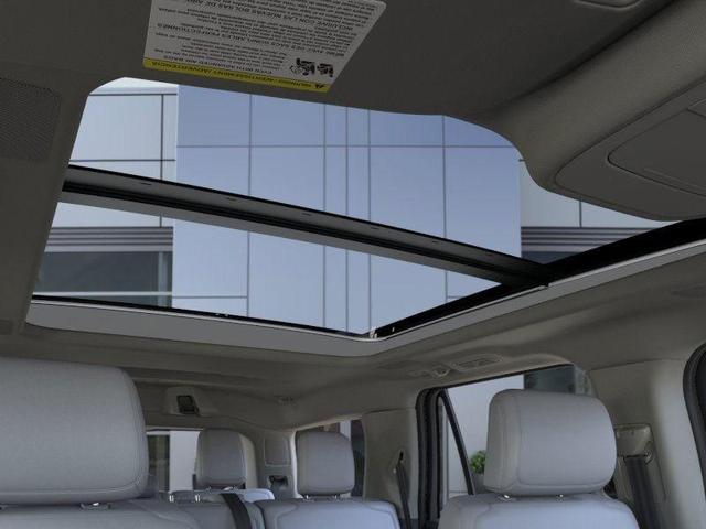 Photo of 2025 Star White Ford Expedition