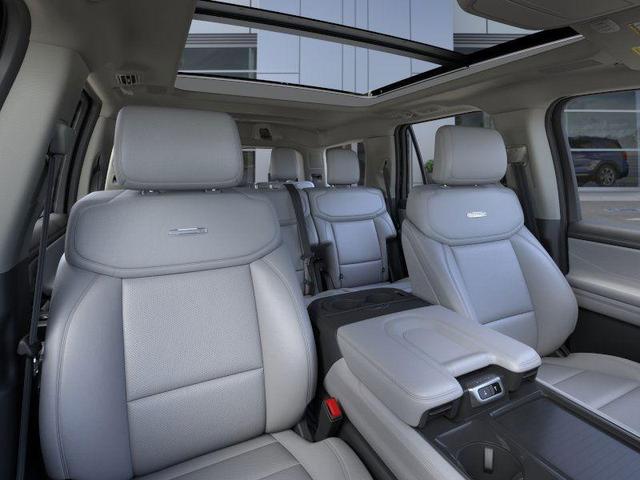 Photo of 2025 Star White Ford Expedition