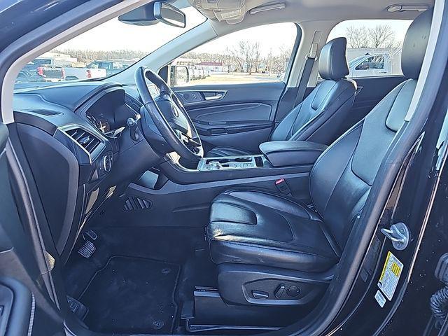Photo of 2022 Agate Black Metallic Ford Edge