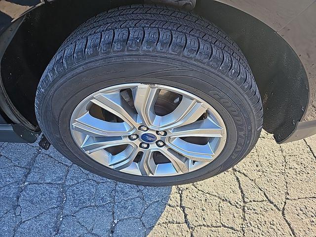 Photo of 2022 Agate Black Metallic Ford Edge