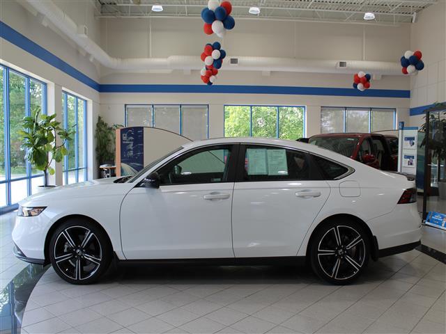 Photo of 2023 Platinum White Pearl Honda Accord