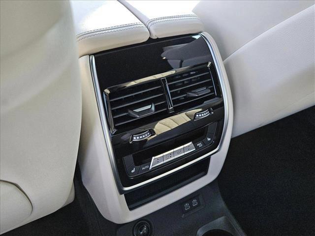 Photo of 2025 Mineral White Metallic BMW X7