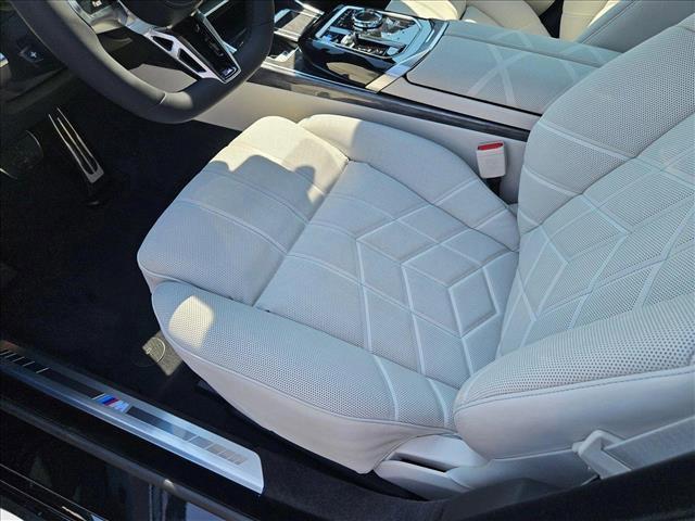 Photo of 2025 Black Sapphire Metallic BMW i7