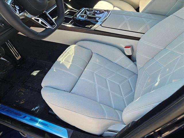 Photo of 2025 Tanzanite Blue II Metallic BMW 760