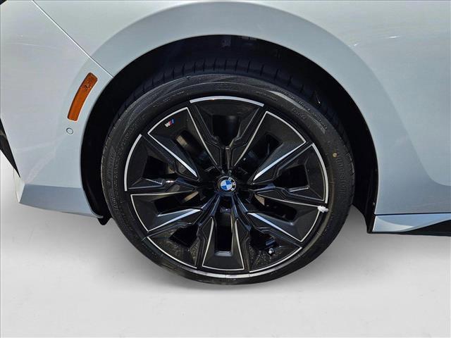 Photo of 2025 Mineral White Metallic BMW 760