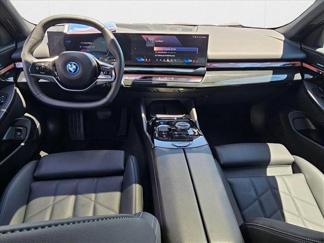 Photo of 2024 Dark Graphite Metallic BMW i5