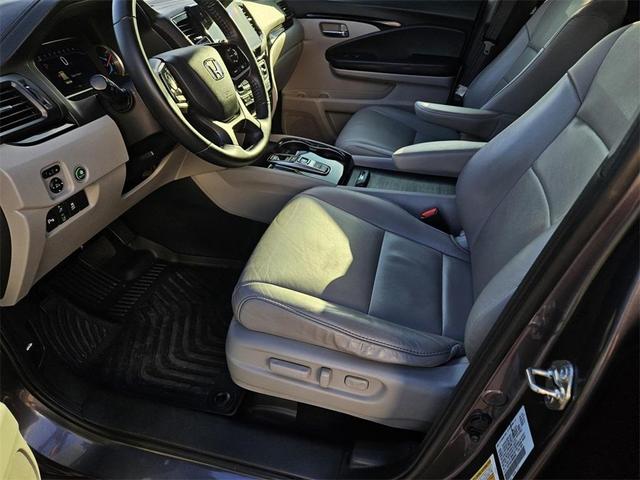 Photo of 2021 Gray Honda Pilot