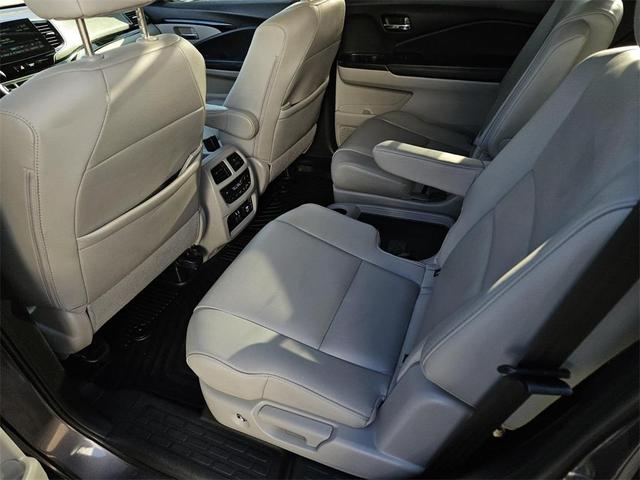Photo of 2021 Gray Honda Pilot