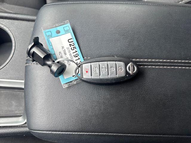 Photo of 2019 Black Nissan Altima