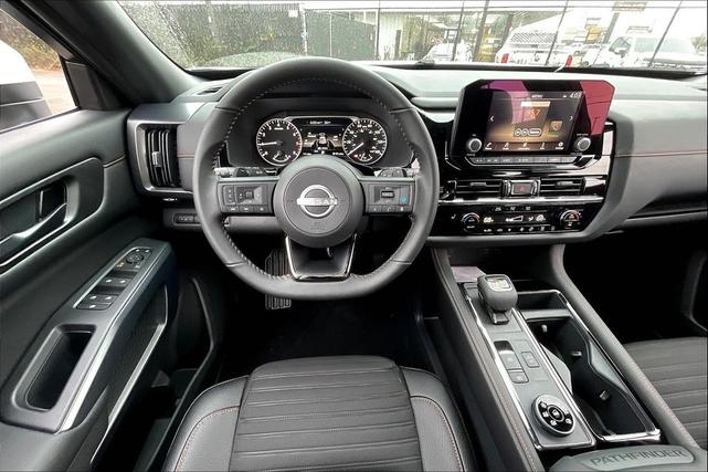 Photo of 2025 Glacier White Nissan Pathfinder