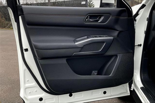 Photo of 2025 Glacier White Nissan Pathfinder